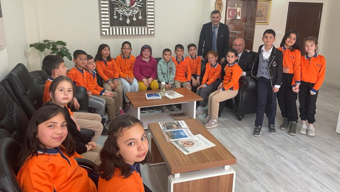 75. Yıl Saray Halı İlkokulu Öğrencileri İlçe Milli Eğitim Müdürümüz Sn. Ali Arslan' ı Makamında Ziyaret Etti