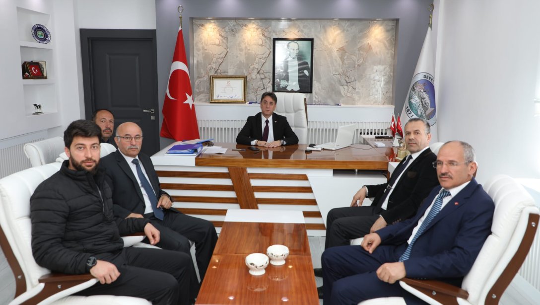 İlçe Milli Eğitim Müdürümüz Sn. Ali Arslan, Develi Belediye Başkanı Sn. Adem Şengül' ü Makamında Ziyaret Etti.